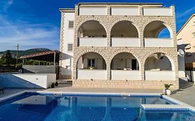 Villa Relax - Beautiful Apartment With Heated Saltwater Pool & Jacuzzi